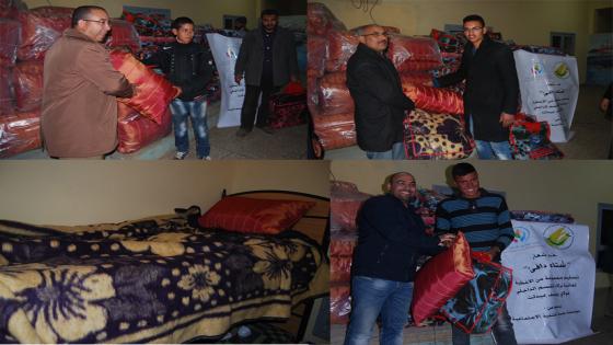 توزيع أغطية على التلاميذ الداخليين .